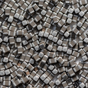 貼片電容的容值會受外部電場和磁場影響？